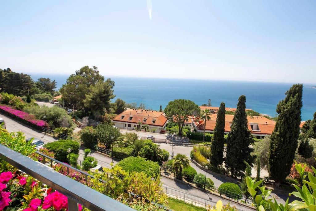 Il Grande Blu - Vista Panoramica Sul Golfo Ospedaletti Exterior foto